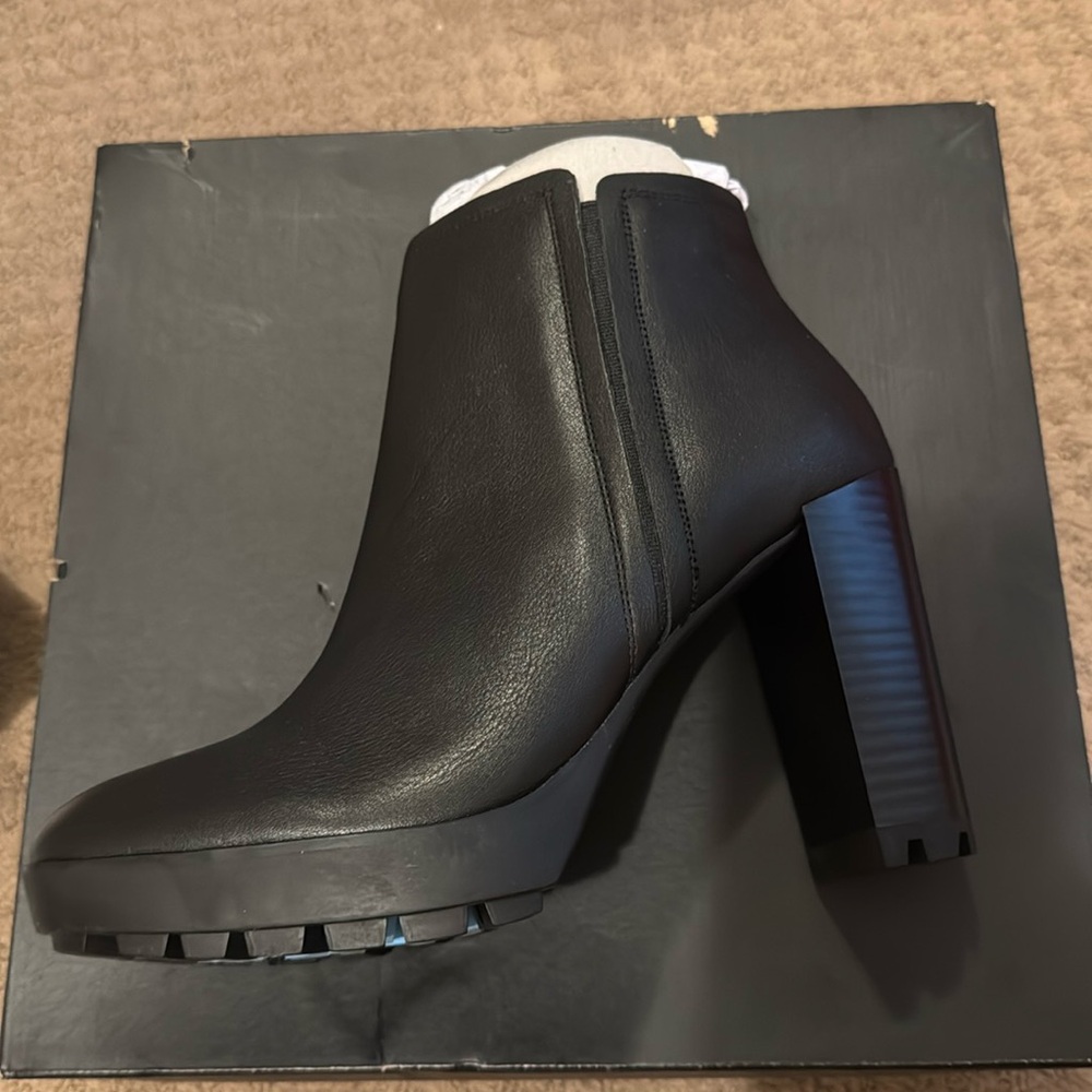 Kenneth Cole Justin Lug Chelsea Boots - brand new with box 9.5